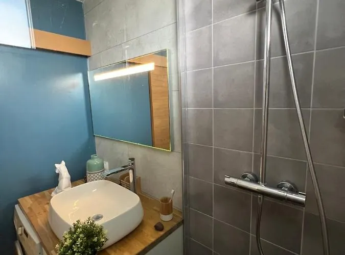 Above Eiffel Tower View Balcony Apartment *