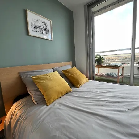 Апартаменты Above Eiffel Tower View Balcony Париж